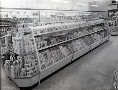 Corsia dei dolciumi, negozio Woolworths, 1956 da English Photographer